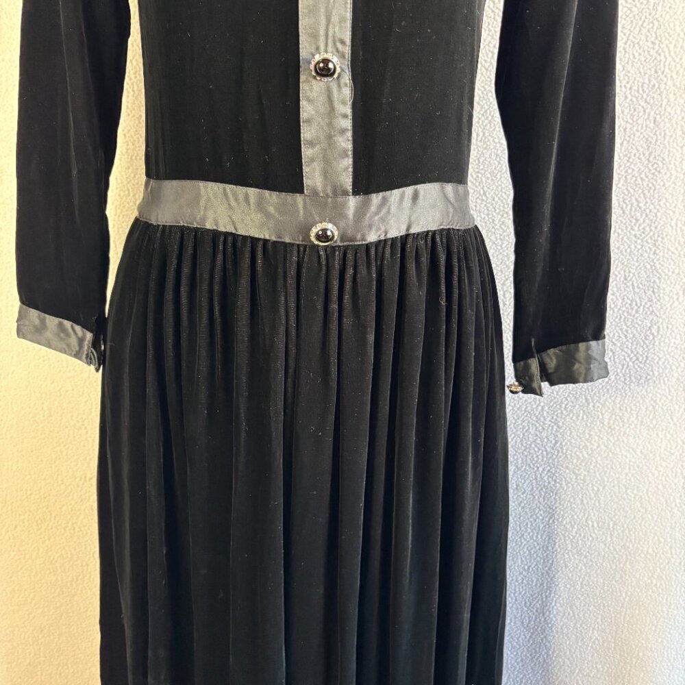1980s Black Velvet Silk Modest Drop Waist Long Sleeve Party Dress with Pockets - Picture 3 of 10